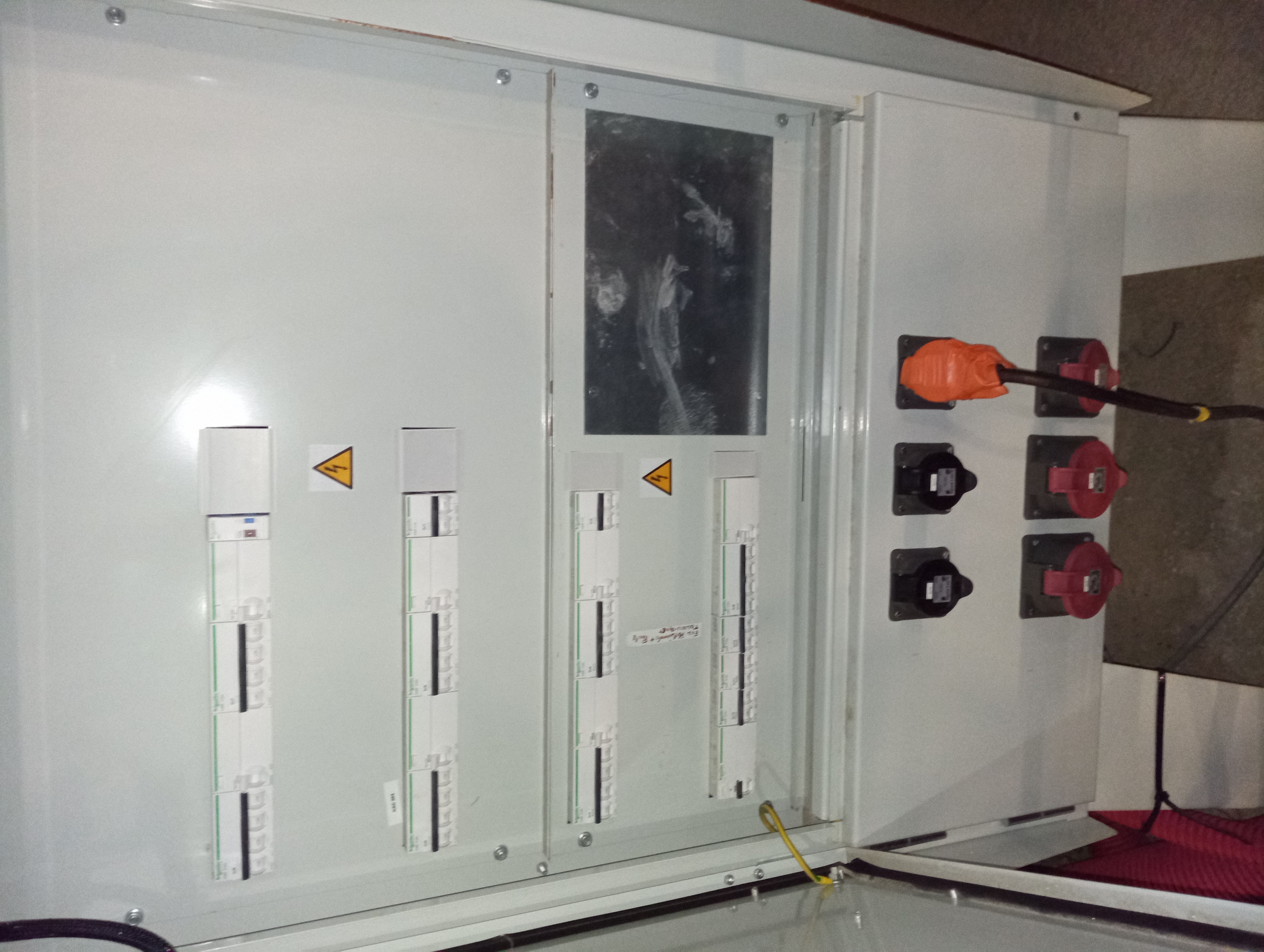 Raccordement électrique d’une pompe d’exhaure sur armoire de chantier