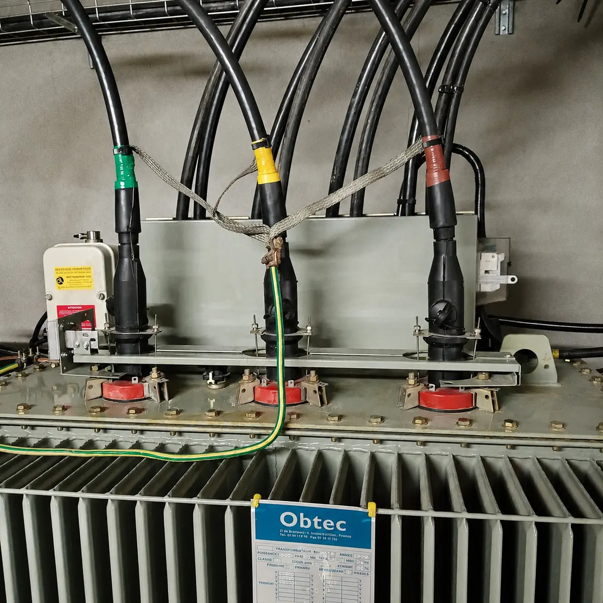 Cellules d’un poste haute tension en maintenance