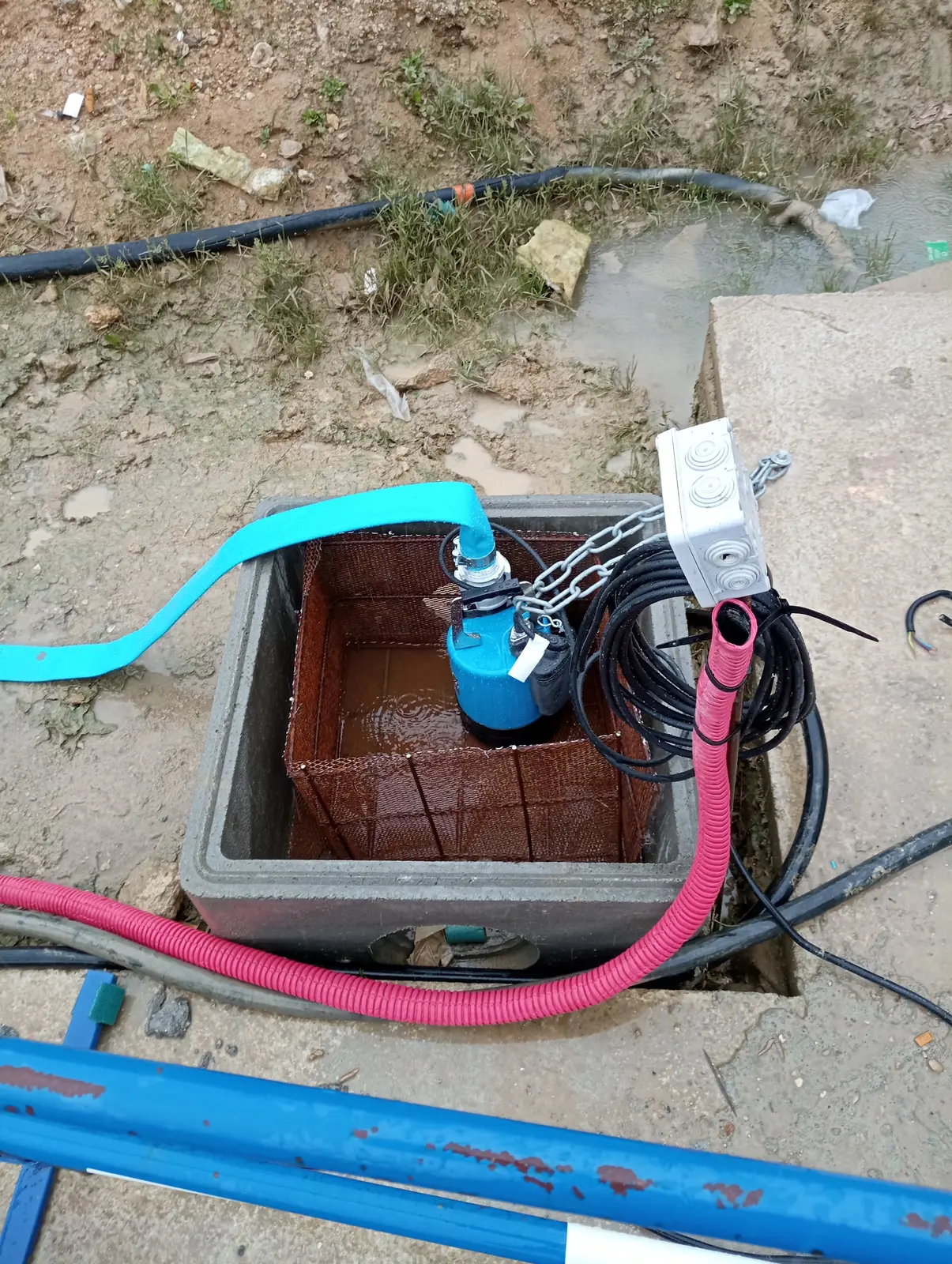 Pompe d’exhaure installée sur un chantier