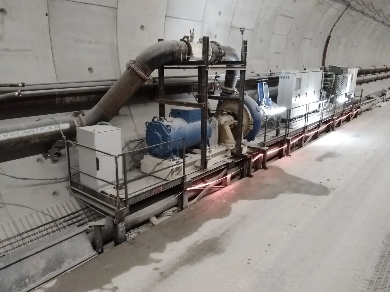Équipements basse tension dans un tunnel du Grand Paris