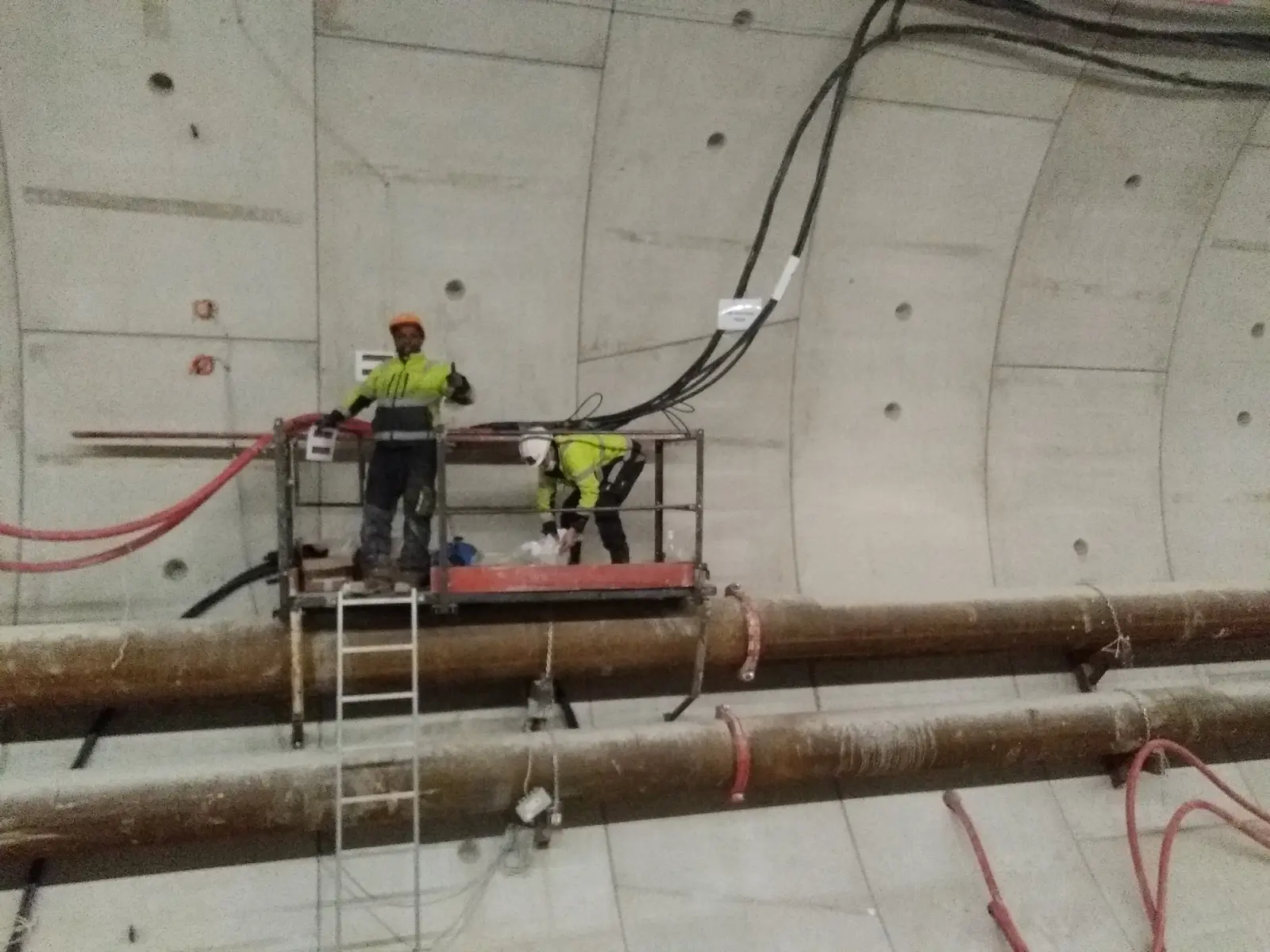 Intervention sur câble haute tension dans un tunnel
