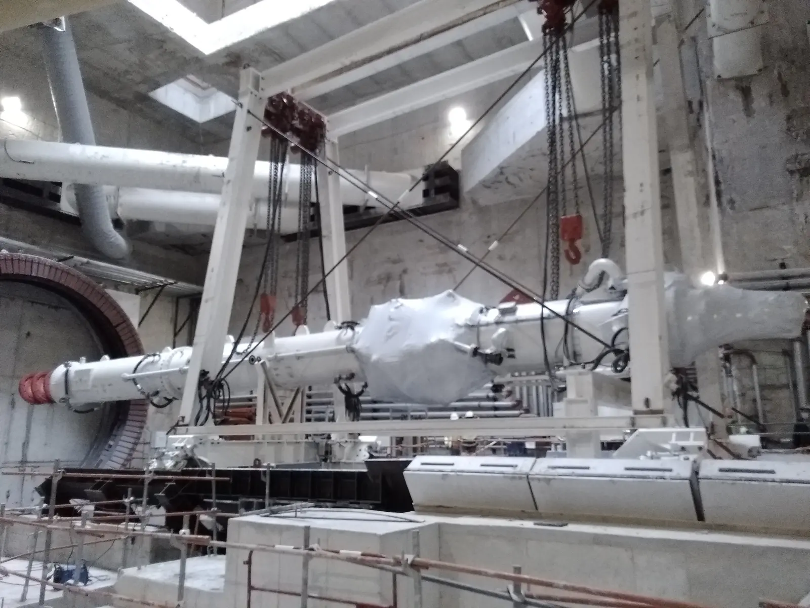 Installation électrique et équipements techniques dans un tunnel en chantier