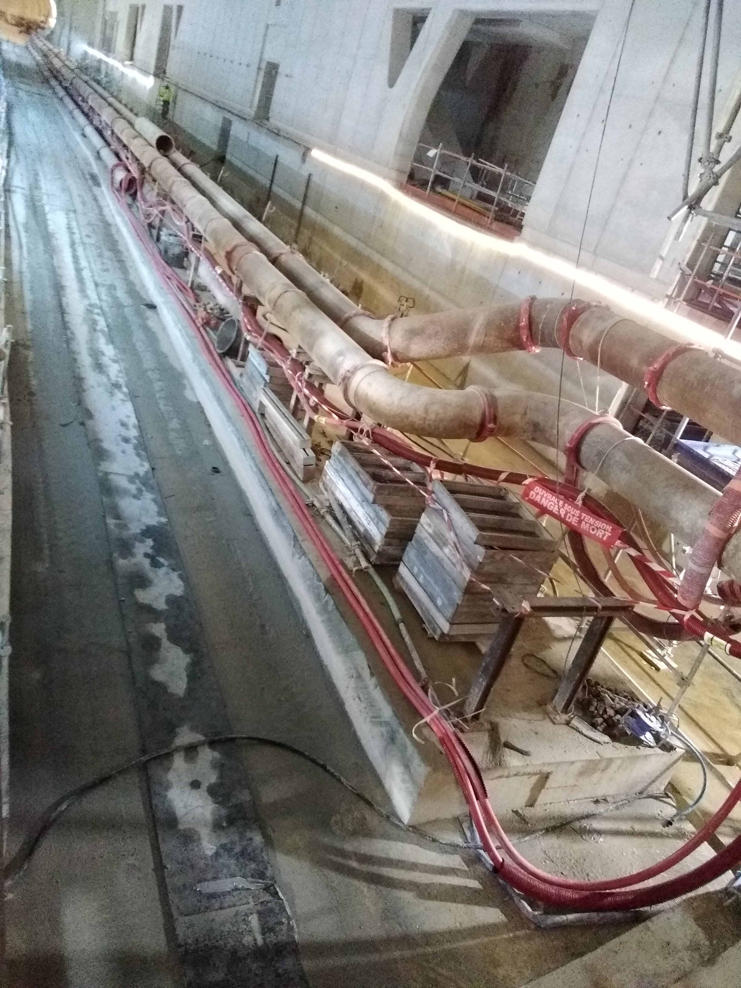 Cheminement de câbles haute tension dans un tunnel en chantier